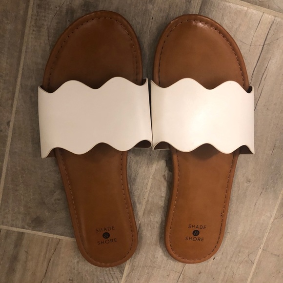 Adorable white flat slides - Picture 2 of 2